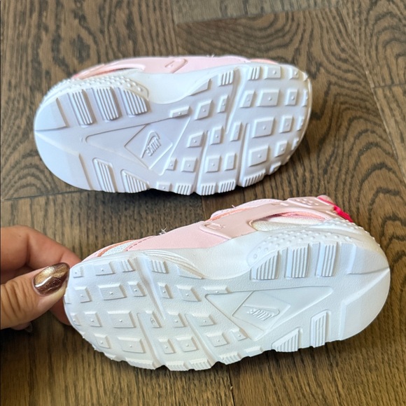 Nike Pink and White Kids Sneakers 7c toddler baby - Picture 3 of 7
